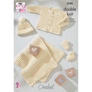 Könnte beinhalten: Ein cremefarbenes Häkelset bestehend aus einer langärmeligen Strickjacke mit Knöpfen, einer Mütze mit Bommel, einer strukturierten Decke und zwei kleinen Schühchen. Das Set enthält drei weiche Würfel mit Herzmotiven und den Text King Cole 6588.