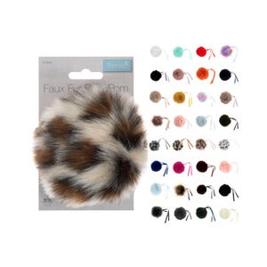 以下が含まれることがあります： 黒、白、ピンク、青、緑など、さまざまな色のフェイクファーポンポン。ポンポンは直径11cmで、吊り下げ用の紐が付いています。パッケージのテキストには「Faux Fur Pom Pom」と記載されています。