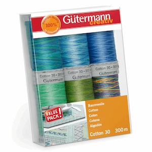 以下が含まれることがあります： 青、緑、マルチカラーの糸巻きが3つ入った、Gütermann Creativのコットン糸のセットです。各糸巻きは300メートル入っています。パッケージにはGütermannのロゴと「Cotton 30 300m」の文字が書かれています。
