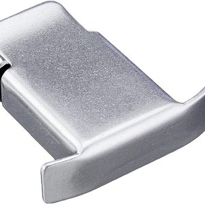 Może przedstawiać: Srebrny metalowy wspornik z zakrzywionym dnem i prostokątnym wierzchołkiem. Wspornik jest zaprojektowany do mocowania do ściany lub innej powierzchni.