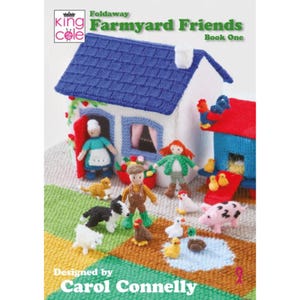 Op de afbeelding: Boekomslag "Farmyard Friends Book One" met een gebreide boerderijscène. Het toont een wit huis met een blauw dak, miniatuurfiguren van mensen en dieren en de tekst "Designed by Carol Connelly."