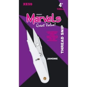 Peut inclure: Ciseaux à fil blancs avec une étiquette noire et violette qui indique "Ebony Marvels Great Value! 4" (102 mm) Thread Snip Janome".
