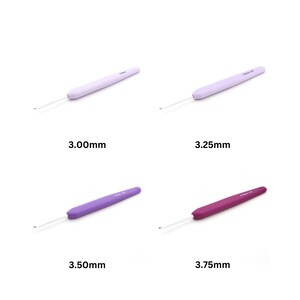 以下が含まれることがあります： 3.00mm、3.25mm、3.50mm、3.75mmの4本の紫とピンクの編み針