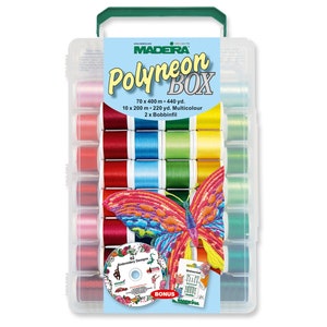 Może przedstawiać: Przezroczyste plastikowe pudełko zawierające szpulki kolorowej nici do haftowania. Pudełko jest oznaczone jako "Polyneon BOX" i zawiera różne kolory nici, płytę CD z wzorami haftu oraz opakowanie igieł. Pudełko ma zielony uchwyt.