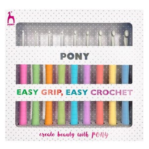 Könnte beinhalten: Ein Set mit 12 bunten Häkelnadeln in einer weißen Box mit dem Markennamen "PONY" und dem Text "EASY GRIP, EASY CROCHET". Die Box trägt außerdem den Schriftzug "create beauty with PONY".