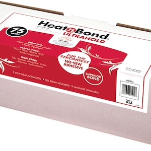 Può includere: Una scatola bianca con testo rosso e bianco che recita "HeatnBond Ultrahold" e "Per l'adesivo senza cuciture più resistente". La scatola è etichettata con "75 yards" e "Superior Bond".