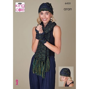 Può includere: Un set lavorato a maglia aran blu navy e verde, composto da cappello, sciarpa e guanti senza dita. La sciarpa ha le frange. L'immagine include il testo "6450 aran" e il logo King Cole.