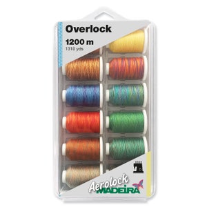 Może przedstawiać: Opakowanie 10 szpulek nici Madeira Aerolock Overlock, każda szpulka zawiera 1200 metrów (1310 jardów) nici. Szpulki są ułożone w przezroczystym plastikowym pudełku i prezentują różnorodne kolorowe nici, w tym pomarańczową, zieloną, niebieską i żółtą.