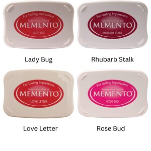 Pode incluir: Quatro almofadas de tinta para carimbar, cada uma com uma cor e um nome diferentes. As almofadas de tinta s&atilde;o brancas com um oval vermelho, rosa ou bord&ocirc; no centro. O oval cont&eacute;m o texto "For Lasting Impressions", "Fade-resistant Dye Ink", "MEMENTO" e o nome da almofada de tinta. Os nomes das almofadas de tinta s&atilde;o "Lady Bug", "Rhubarb Stalk", "Love Letter" e "Rose Bud".
