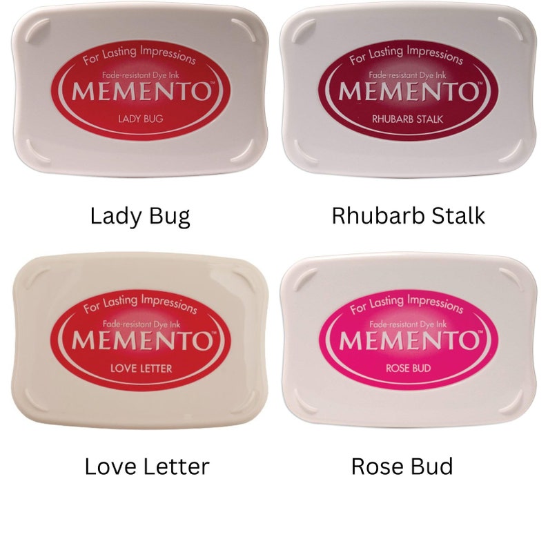 Pode incluir: Quatro almofadas de tinta para carimbar, cada uma com uma cor e um nome diferentes. As almofadas de tinta s&atilde;o brancas com um oval vermelho, rosa ou bord&ocirc; no centro. O oval cont&eacute;m o texto "For Lasting Impressions", "Fade-resistant Dye Ink", "MEMENTO" e o nome da almofada de tinta. Os nomes das almofadas de tinta s&atilde;o "Lady Bug", "Rhubarb Stalk", "Love Letter" e "Rose Bud".