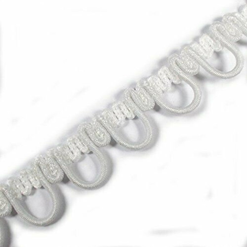 Puede incluir: Borde decorativo blanco con una serie de bordes en bucle. El borde est&aacute; hecho de un material suave y flexible y es perfecto para agregar un toque de elegancia a cortinas, almohadas u otros proyectos de decoraci&oacute;n del hogar.