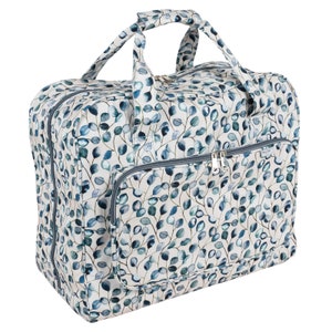 Könnte beinhalten: Eine rechteckige Reisetasche mit weißem Hintergrund und einem Muster aus blauen und grünen Eukalyptusblättern. Die Tasche hat einen oberen Griff, eine Vordertasche mit Reißverschluss und ein Hauptfach mit Reißverschluss. Ideal für Reisen.