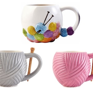 Sew Thirsty デスクオーガナイザー - グレー、ピンク、ホワイト - ペン 鉛筆ホルダー 工芸品 ギフト ノベルティ 編み物 糸 マグカップ
