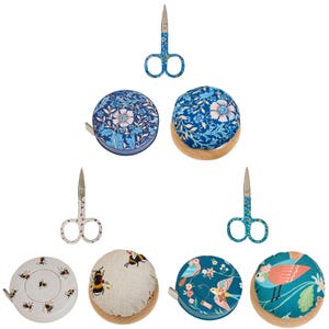 Puede incluir: Un conjunto de herramientas de costura, que incluye tijeras con dise&ntilde;os florales, cintas m&eacute;tricas y alfileteros. Las tijeras tienen dise&ntilde;os azules y blancos. Los alfileteros tienen bases de madera y presentan dise&ntilde;os florales, de abejas y de p&aacute;jaros. Las cintas m&eacute;tricas son redondas.