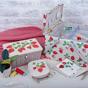 HobbyGift Boîte à Couture L Double Couvercle Carré Fraises Naturelles Rangement image 3