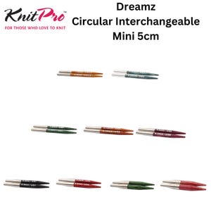 Pode incluir: Pontas de agulhas de tricô KnitPro Dreamz Circular Interchangeable Mini 5cm em várias cores e tamanhos. O conjunto inclui pares de agulhas de madeira com conectores de metal prateado, cada uma rotulada com sua medida métrica e dos EUA.