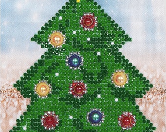 Puede incluir: Un árbol de Navidad verde con una estrella amarilla en la cima y adornos coloridos. El árbol está decorado con adornos rojos, amarillos, azules y verdes.