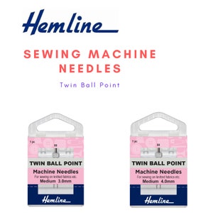 Könnte beinhalten: Zwei Packungen Hemline Twin Ball Point Nähmaschinennadeln. Die Packung links ist für mittlere Nadeln mit 3,0 mm und die Packung rechts ist für mittlere Nadeln mit 4,0 mm.