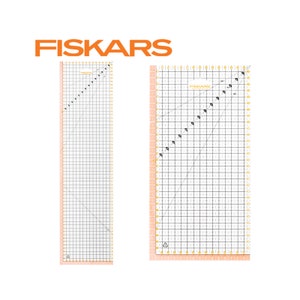 Puede incluir: Dos reglas de acolchado Fiskars transparentes con marcas naranjas y negras. Las reglas tienen patrones de cuadrícula y guías angulares para un corte preciso. El logotipo de Fiskars está en naranja en la parte superior. Una regla es rectangular, la otra cuadrada.