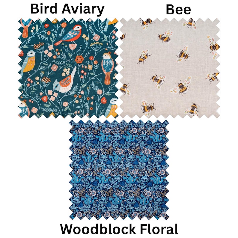 Puede incluir: Tres muestras de tela con diferentes patrones. Una es de color verde azulado con p&aacute;jaros y flores, etiquetada como "Bird Aviary". Otra es beige con abejas, etiquetada como "Bee". La tercera es azul con un dise&ntilde;o floral, etiquetada como "Woodblock Floral".