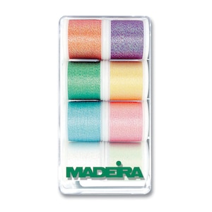 Pode incluir: Um recipiente de plástico transparente com oito carretéis de fio de bordado Madeira. Os carretéis são de cor: laranja, roxo, verde, amarelo, azul, rosa, branco e verde claro.