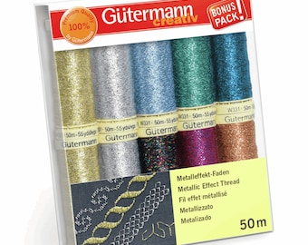 Könnte beinhalten: Ein Gütermann Creativ Bonuspack mit fünf Spulen Metalleffekt-Faden in Gold, Silber, Hellblau, Grün und Kupfer. Jede Spule enthält 50 Meter Faden. Die Verpackung zeigt Stickbeispiele und den Text Metalleffekt-Faden sowie die Angabe 50m.