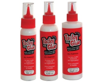 Puede incluir: Tres botellas de pegamento PVA blanco con tapas y etiquetas rojas. Las etiquetas dicen "Tacky Glue" con el texto "PVA Glue" en una fuente más pequeña. Las botellas están etiquetadas con los tamaños 60 ml, 120 ml y 240 ml.