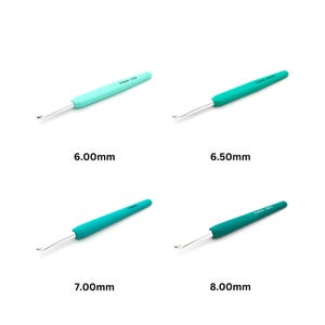以下が含まれることがあります： 異なるサイズ（6.00mm、6.50mm、7.00mm、8.00mm）のターコイズ色の4本の編み針