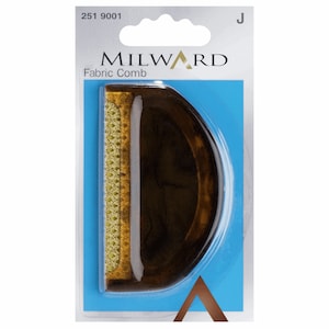 Pode incluir: Um pente de tecido castanho e dourado com uma pega de plástico transparente. O pente está embalado numa embalagem de plástico azul e branco com o texto "Milward Fabric Comb" impresso nela.