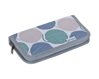 Puede incluir: Una funda gris con cremallera con fondo blanco y un patrón repetido de ovillos de lana de colores. La funda tiene una cremallera gris y el texto "Hobby Gift" impreso en la parte delantera.