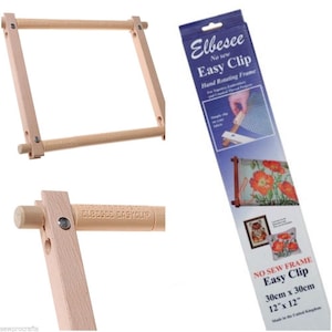 Könnte beinhalten: Ein hellfarbener hölzerner Elbesee Easy Clip Hand-Drehrahmen für Stickerei und Wandteppiche. Die Verpackung zeigt den Text Elbesee No sew Easy Clip Hand Rotating Frame und gibt Maße von 30 cm x 30 cm oder 12 Zoll x 12 Zoll an.