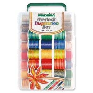 Może przedstawiać: Przezroczysta plastikowa skrzynka z zielonym uchwytem wypełniona kolorowymi szpulkami nici Madeira Overlock Inspiration Box. Skrzynka ma etykietę z napisem "Madeira Overlock Inspiration Box 48 x 100 m".