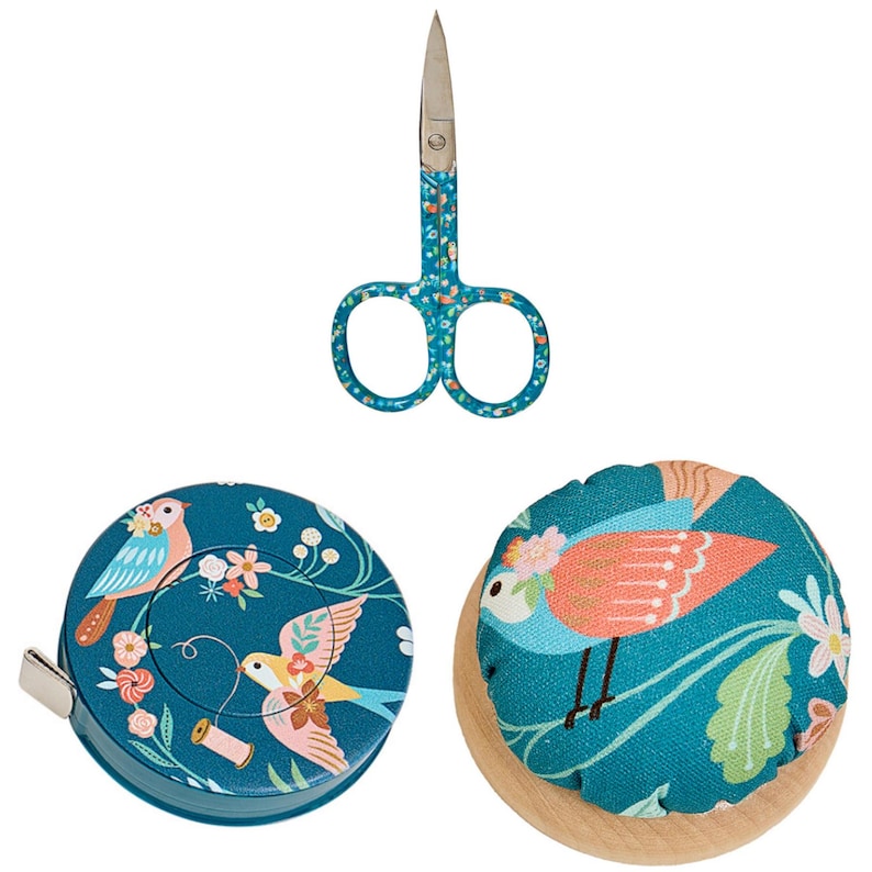 Puede incluir: Un kit de costura con tem&aacute;tica de p&aacute;jaros turquesa. Incluye unas tijeras peque&ntilde;as, una cinta m&eacute;trica redonda y un alfiletero. Las tijeras y la cinta m&eacute;trica tienen un dise&ntilde;o floral turquesa. El alfiletero tiene una base de madera.