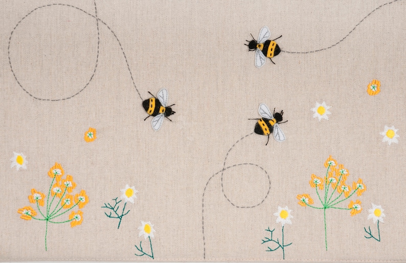 HobbyGift Grand panier/boîte à coudre en osier Motif abeille en lin appliqué image 2