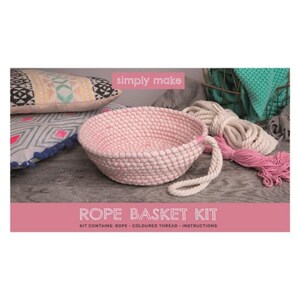 Op de afbeelding: Een roze en witte touwmand set met de tekst "simply make" en "ROPE BASKET KIT" op de verpakking. De set bevat touw, gekleurd garen en instructies.
