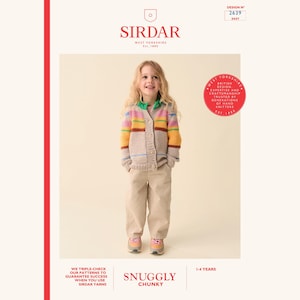 Op de afbeelding: Een kind draagt een kleurrijk gestreept vest met een groene kraag en een beige broek. Het vest heeft roze, gele, oranje en blauwe strepen. De afbeelding bevat het Sirdar-logo en de tekst "Snuggly Chunky".