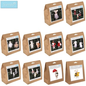 Puede incluir: Una colección de diez bolsas de papel marrón, cada una con un kit de fieltro con aguja. Las etiquetas muestran imágenes de varios adornos de ratones de fieltro, incluyendo ratones con ropa festiva, equipo de invierno y accesorios.