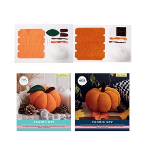 Könnte beinhalten: Zwei orangefarbene Kürbis-Stoff-Kits mit den Worten "Simply Make" auf der Verpackung. Die Kits enthalten orangefarbenen Stoff, grüne Filzblätter, braune Filzstiele, Nadeln, Faden und Füllung. Die fertigen Kürbisse sind unten im Bild zu sehen.