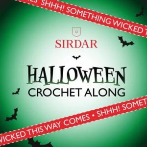 Peut inclure: Graphique sur le thème d'Halloween en vert et rouge avec le texte "Halloween Crochet Along". L'image présente la marque "Sirdar", des chauves-souris et les phrases "Shhh! Something Wicked This Way Comes."