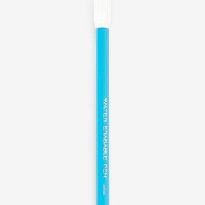Könnte beinhalten: Ein blauer wasserlöslicher Stift mit einer weißen Kappe. Der Stift trägt den Aufdruck "WATER ERASABLE PEN JAPAN" auf der Seite.