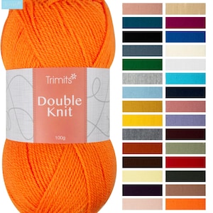 Könnte beinhalten: Ein orangefarbener Knäuel Double Knit-Garn von Trimit's, 100g schwer. Das Etikett zeigt den Markennamen und die Garnart. Rechts vom Garn wird eine Farbkarte mit verschiedenen Garnfarben angezeigt.