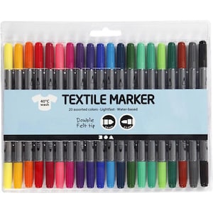 Op de afbeelding: Een set van 20 textielmarkers in verschillende kleuren. De markers hebben een dubbele viltpunt, een van 1,5 mm en een van 2,5 mm. De markers zijn op waterbasis en lichtvast. De verpakking vermeldt "TEXTILE MARKER" en "40°C wash".