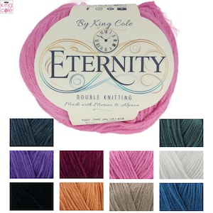 Op de afbeelding: Een bol roze Eternity dubbel breigaren van King Cole, gemaakt met merino en alpaca. Het etiket toont de merknaam, productdetails en een klokontwerp. Hieronder bevinden zich kleurstalen van het garen in verschillende tinten, waaronder blauw, paars en wit.