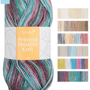 Peut inclure: Pelote de laine Trimit's Printed Double Knit, mélangeant des teintes de turquoise, de violet et de rouge. L'étiquette indique 100g de fil. Des échantillons de couleurs à droite présentent diverses combinaisons.