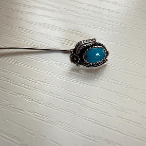 Puede incluir: Un letrero de madera rústica con la frase "Welcome to our home" en letras blancas. El letrero presenta un acabado envejecido y un diseño sencillo y acogedor, perfecto para un porche o entrada.