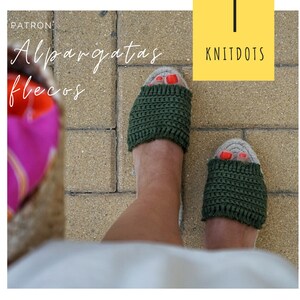 May include: A pair of green crochet espadrilles with red nail polish on the toes. The text "PATRON Alpargatas flecos KNITDOTS" is visible in the image.