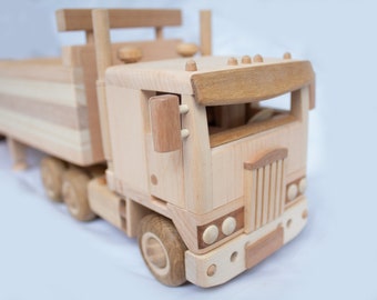 Camion di legno con rimorchio Italia