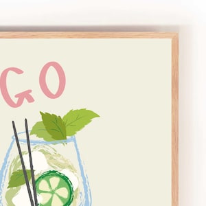 Op de afbeelding: Een lichtgroene, blauwe en witte illustratie van een cocktail met een limoenpartje, muntblaadjes en twee zwarte rietjes. Het woord "MOGO" staat in roze letters boven de cocktail.