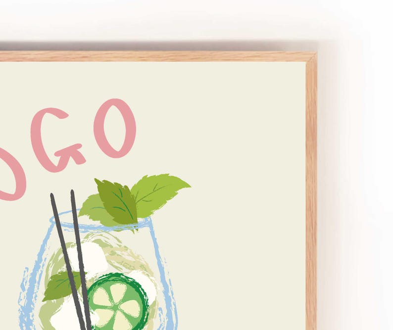Op de afbeelding: Een lichtgroene, blauwe en witte illustratie van een cocktail met een limoenpartje, muntblaadjes en twee zwarte rietjes. Het woord "MOGO" staat in roze letters boven de cocktail.