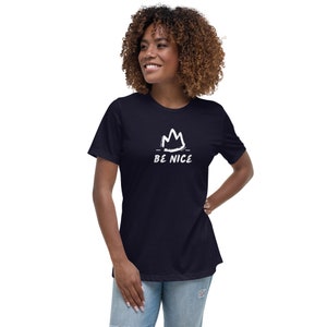 jaxsenking BE NICE レディース リラックスTシャツ
